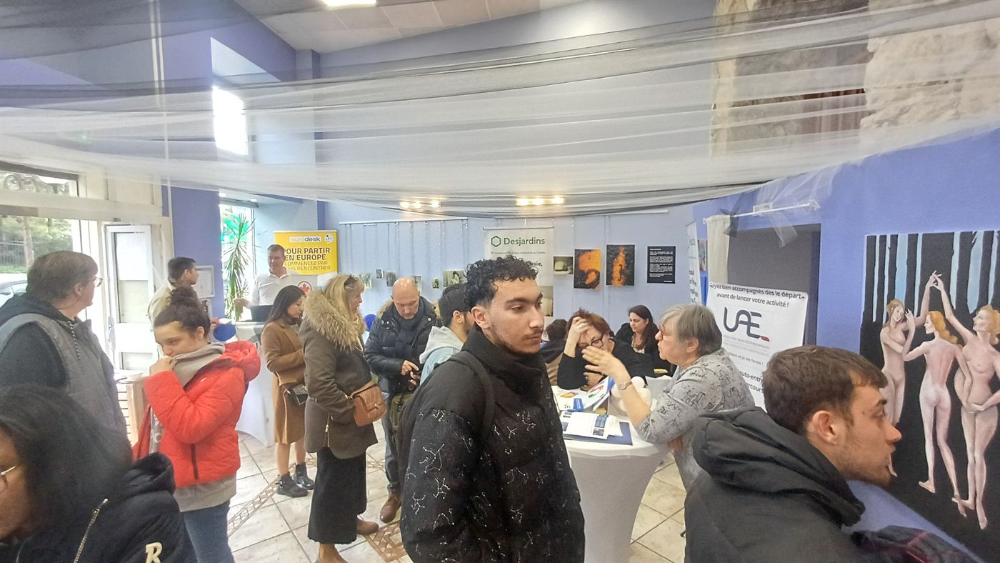 Visiteurs en échange avec les conseillers sur les stands du Forum
