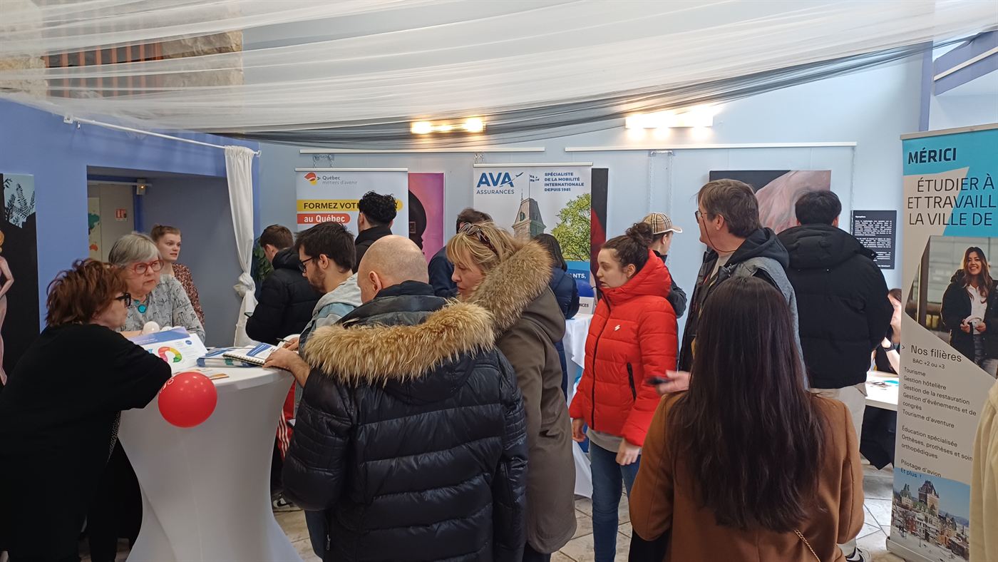 Affluence dans la salle du Forum Québec